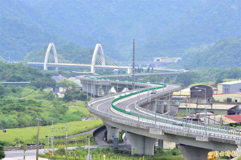 蘇花改白米溪景觀橋，以白米作為意象，與橋下水稻田相互輝映，是蘇花改地標，入選最美公路，擠入前五名。（記者張議晨攝）