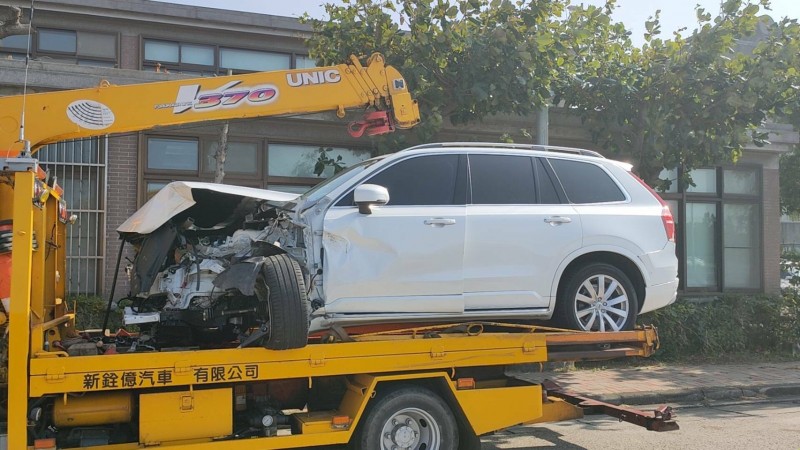 啟動定速駕駛疑恍神，男子國道3號自撞工程車送醫。（記者蔡政珉翻攝）