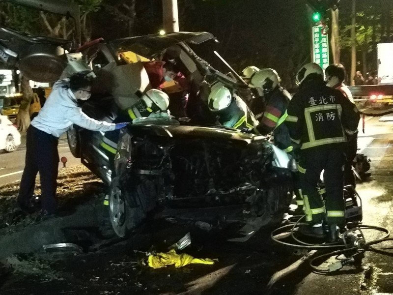 台北市大安區辛亥路2段深夜傳重大車禍，一輛汽車衝上中央分隔島撞上路樹後翻覆，駕駛命危送醫。（記者邱俊福翻攝）