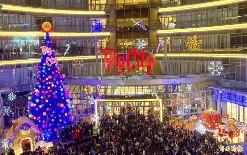 新竹巨城Big City 晚間在1樓噴水池廣場舉行耶誕樹點燈儀式。（記者蔡彰盛攝）