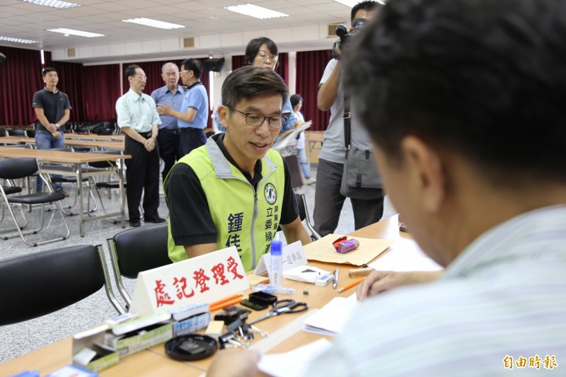 民進黨提名的屏東第一選區立委參選人鍾佳濱，在醫師、律師、教授及青年農民等陪同下，完成立委參選登記。（記者邱芷柔攝）