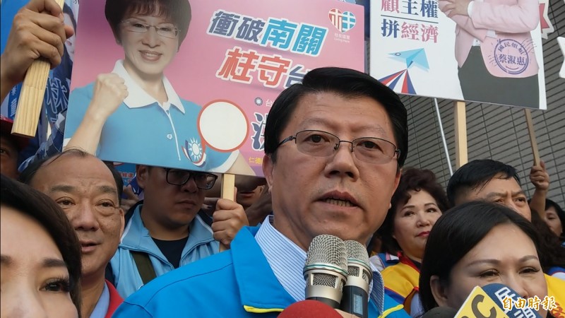 國民黨台南市黨部主委謝龍介對於是否接受不分區立委安排，表示明天向大家報告。（記者劉婉君攝）