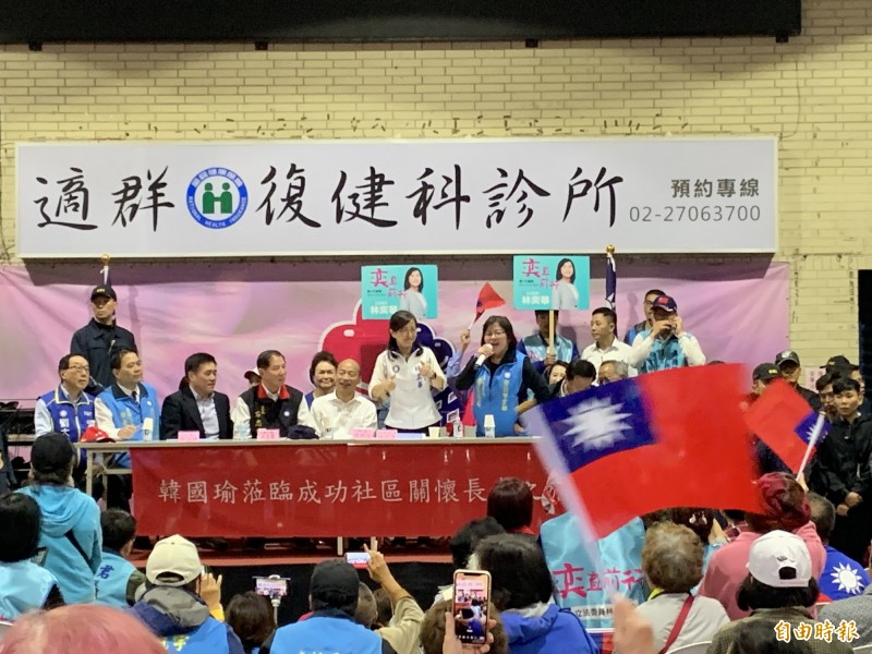 國民黨總統參選人韓國瑜今天下午到台北市成功社區，國民黨台北市黨部主委黃呂錦茹（圖中穿藍背心持麥克風站立者）致詞時卻提到，去年市長選舉輸3千多票，那時很多人在恨「為什麼韓國瑜不愛我們」，引起現場韓國瑜支持者一陣鼓譟。（記者郭安家攝）