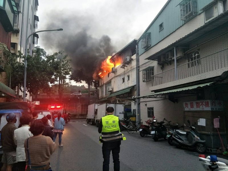 北市環南路三段與興義街口一處民宅今下午發生大火，現場冒出陣陣濃煙，幸無人受傷。（記者王冠仁翻攝）