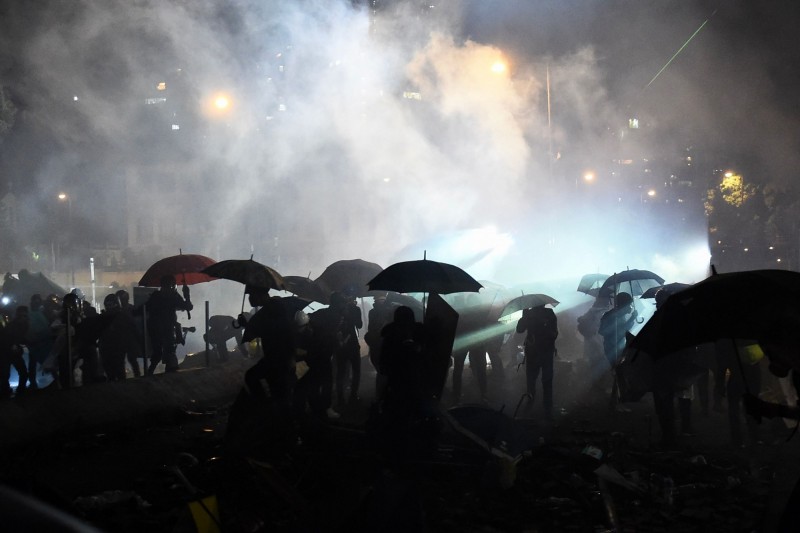 香港反送中抗爭持續，香港街頭如戰場，催淚彈煙霧漫整個都市。（法新社）