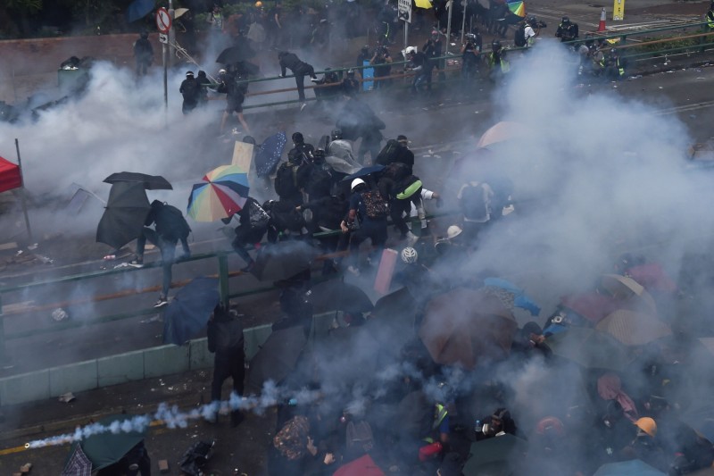 香港理大爆發激烈衝突，國民黨強調港警不應擅闖校園損害校園自主性。（法新社）