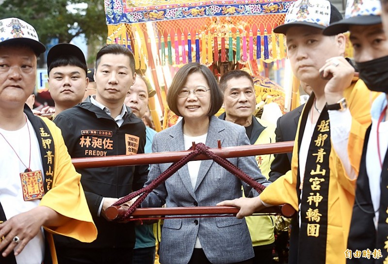 President Tsai Ing-wen, center, and independent Legislator Freddy Lim, left, help carry a palanquin at Cingshan Temple in Taipei’s Wanhua District yesterday.
Photo: Chien Jung-fong, Taipei Times President Tsai Ing-wen, center, and independent Legislator Freddy Lim, left, help carry a palanquin at Cingshan Temple in Taipei’s Wanhua District yesterday.
Photo: Chien Jung-fong, Taipei Times
