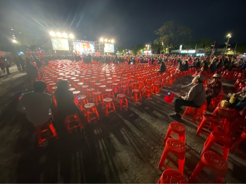 四叉貓16日在新北土城發現，來參加韓國瑜造勢晚會的人潮並不洶湧，卻被韓粉揚言攻擊。（圖取自PTT）