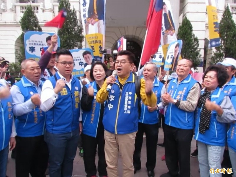 台中立委登記第2天，參選人李中高歌「我現在要出征」後登記。（記者蘇孟娟攝）