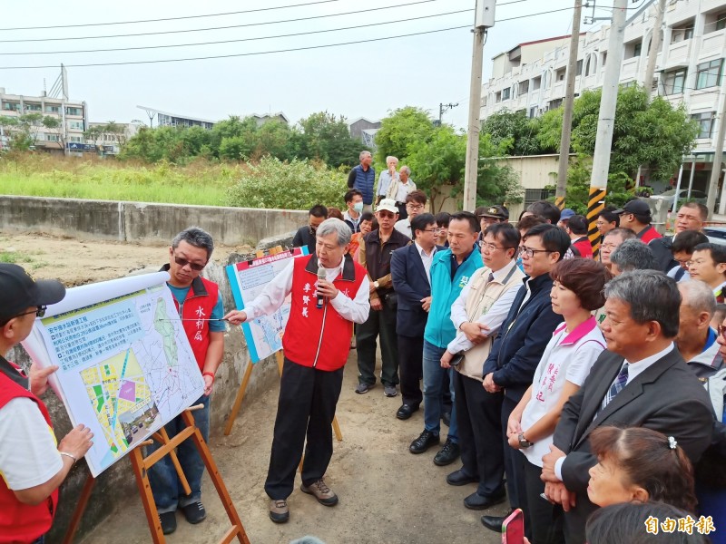 陳其邁率內政部營建署長吳欣修、經濟部水利署長賴建信，偕同黃偉哲市長、水利局長李賢義及陳亭妃立委、郭信良議長和郭清華議員等人，視察安中抽水站新建工程。（記者王姝琇攝）