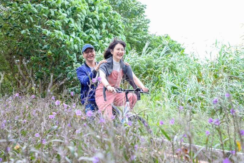 朱立倫跟謝衣鳯共騎腳踏車。（照片由朱立倫辦公室提供）