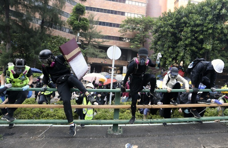 香港理工大學目前仍被警方包圍，特首林鄭月娥今早指出，仍有100多人在理大校園內，已有600人離開，當中包括200名未成年人士。（美聯社）