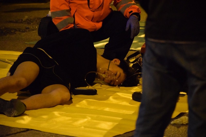 香港警強勢驅離，油麻地爆人踩人事件，有人被踩到神智不清。（圖擷取自《中大學生報》臉書）