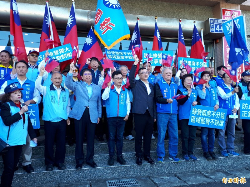 國民黨新竹市立委參選人鄭正鈐今天在多人陪同下完成立委選舉登記，呼籲發揮正能量，讓藍軍重返執政，國會也能過半。（記者洪美秀攝）