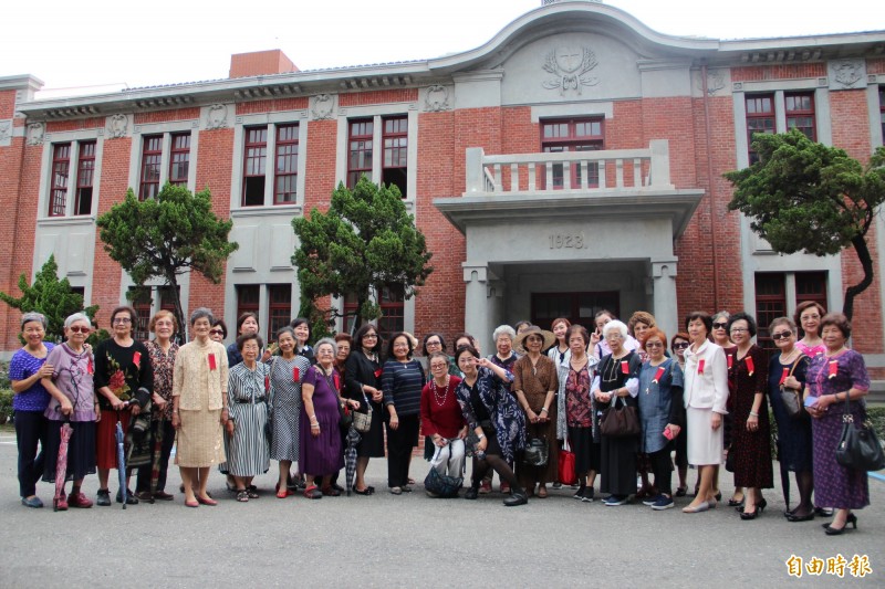 長榮女中歡慶132歲生日，資深校友返回母校，重遊「淑女養成地」，見證市定古蹟紅樓重現風華。（記者劉婉君攝）