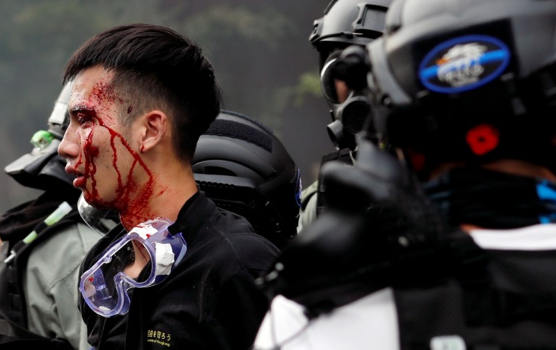 港警圍攻香港理大已進入第5日，今（20）日傳出校內仍有近百人留守，其中3至4成是理大本校生，學生會批評校方至今未關心聞問。圖為在理工大學外遭拘捕的學生。（路透）