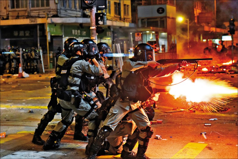 香港鎮暴警察18日在九龍佐敦區發射催淚彈，驅離抗議者。（歐新社）