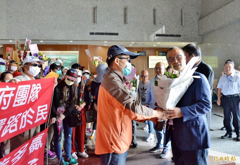 一德夜市附近住戶代表送花給副市長葉匡時。（記者許麗娟攝）