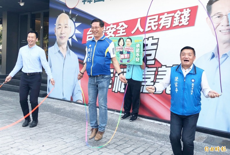 國民黨提名嘉義市立委候選人傅大偉（中）以「跳繩不要跳票」表達訴求。（記者林宜樟攝）