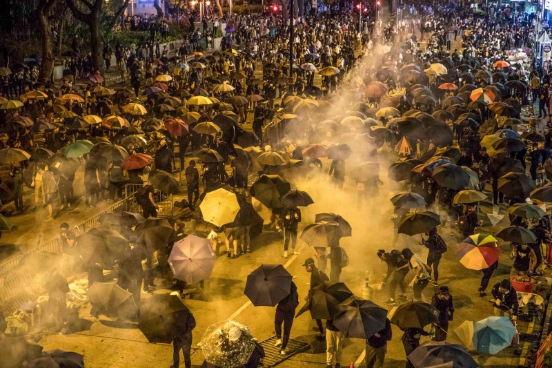 香港反送中示威數月，港警發放催淚彈頻繁，近日傳出催淚彈在高溫情況下恐傳出有毒氣體戴奧辛，對此，香港衛生局、環境局等官員紛紛反指控示威者在露天燒垃圾、燒車，更容易產生戴奧辛。（法新社）
