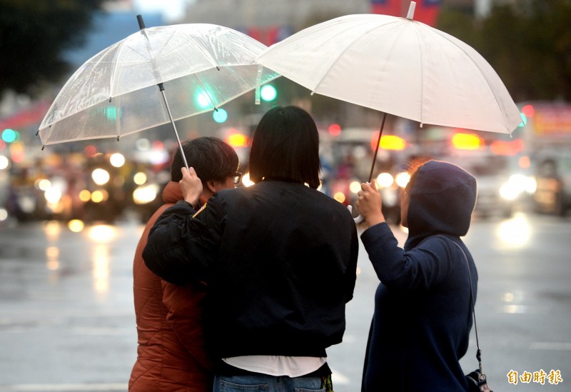 中央氣象局表示，今天（21日）受颱風外圍環流影響，北部、東半部有雨。（資料照）