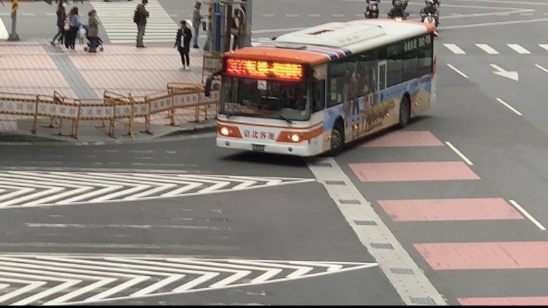 板橋公車站縣民大道側，原有的路口枕木紋行穿線取消，增繪槽化線導引公車行徑動線。 （新北市交通局提供）