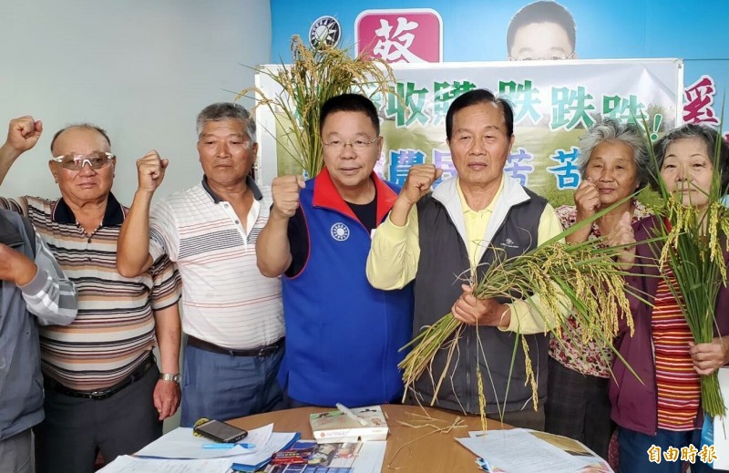 國民黨南市第一選區立委參選人蔡育輝（右四）接受老農陳情，主張應提高公糧收購價格和數量，保障農民收入。（記者楊金城攝）