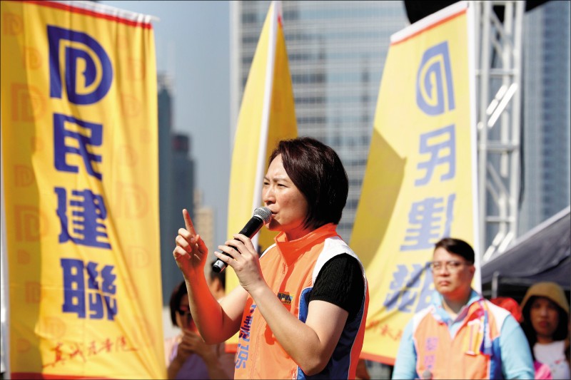 香港將在二十四日舉行四年一度的區議會選舉，此次選舉被視為「反送中」運動爆發以來，對林鄭月娥政府施政的公民投票，一般認為選情對泛民主派有利。圖為親港府和北京的「建制派」政黨「民主建港協進聯盟」（民建聯）主席李慧琼，二十一日為該黨區議員候選人站台。（美聯社）