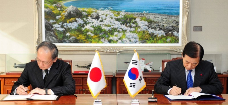 南韓終於決定維持「日韓軍事情報保護協定」（GSOMIA），圖為2016年日韓簽訂協議。（路透資料照）
