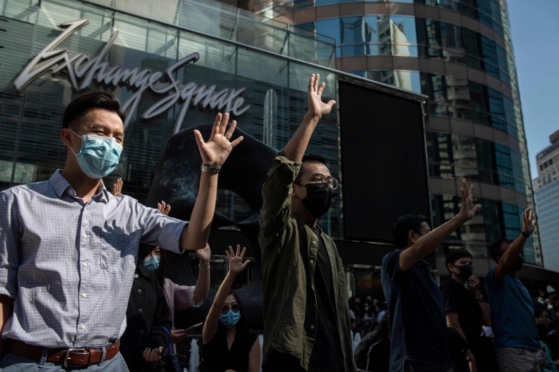 22日香港多區有「和你Lunch」活動，不少上班族都上街為受困理大的示威者聲援。（法新社）