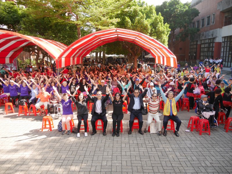 台灣師範大學舉辦「高齡夢想市集」，並邀千名長者齊舞「萬歲操」，以手舞足蹈練習健康操，舒展身體，常保健康。（台師大提供）