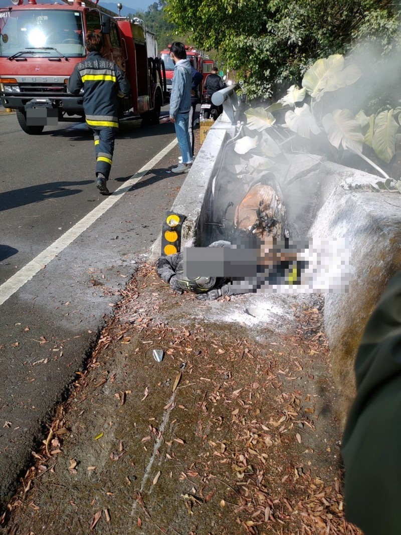 吳姓大學生連車帶人進水溝，人被起火燃燒機車壓住。（民眾提供）