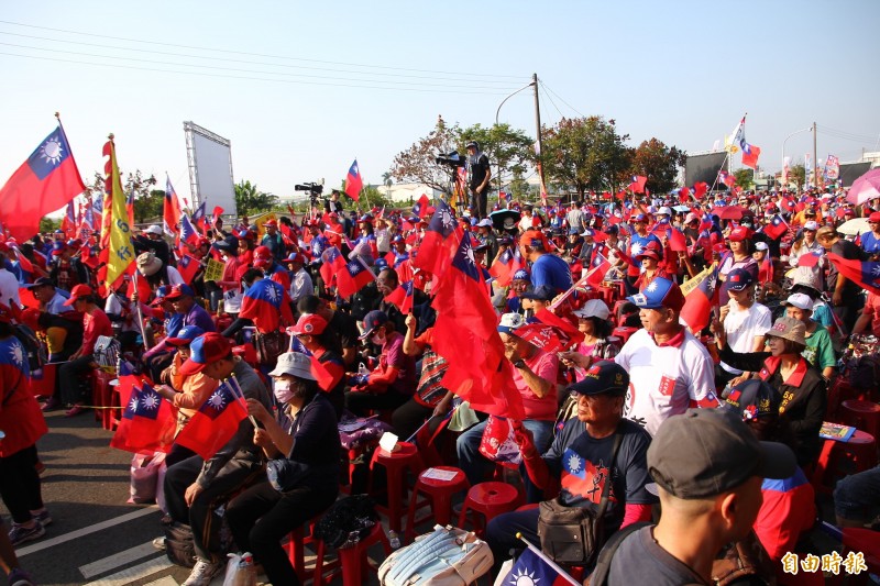 國民黨總統候選人韓國瑜及王啓澧陣營在嘉義縣水上鄉萬能工商旁舉辦大型造勢活動，下午登場的夜市熱鬧滾滾。（記者林宜樟攝）