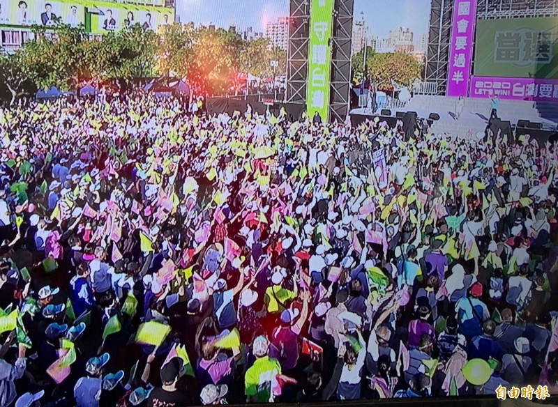 總統蔡英文台中市競總成立，現場民眾情緒沸騰。（記者蔡淑媛攝）