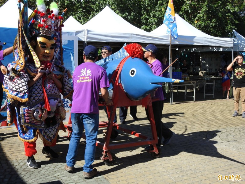 成功鎮旗魚祭,有請旗魚神遶境保佑。(記者黃明堂攝) 成功鎮旗魚祭,有請旗魚神遶境保佑。(記者黃明堂攝)