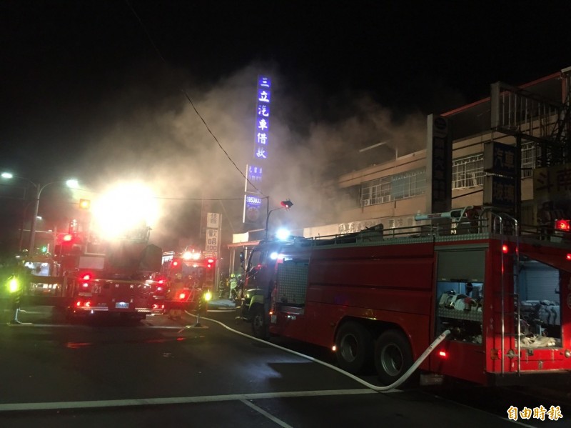 雲林斗南深夜傳出一家汽車修配廠火警，現場有受困消防人員搶救中。（記者黃淑莉攝）