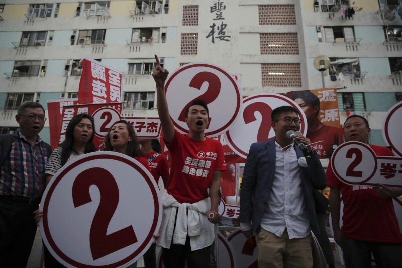 香港2019區議會選舉今（24）日登場，選舉未結束投票率已突破歷史新高，選舉結果將對香港政治產生重大影響。圖為香港民陣召集人岑子杰（中）。（美聯社）