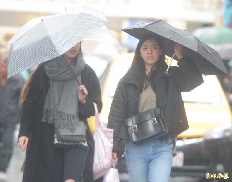 明（25）日東北季風挾帶水氣來襲，北、東部轉濕涼有雨，尤其是東北部及北部山區降雨持續，且有大雨發生機率。（資料照）