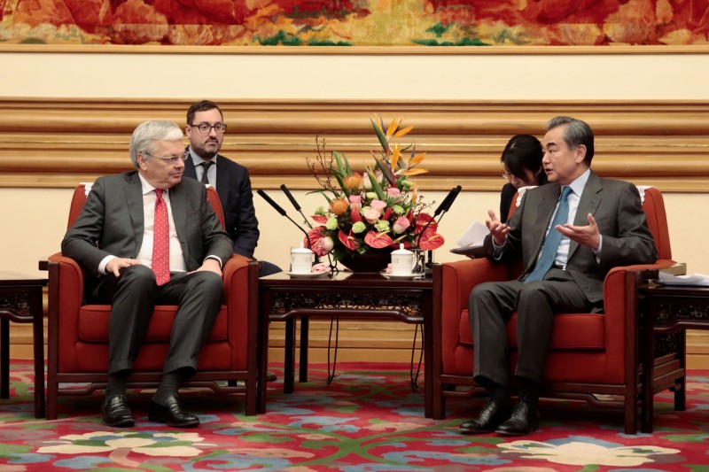 比利時副總理雷恩德斯（圖左）與中國外交部長王毅會面。（法新社）