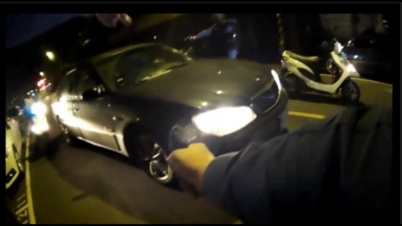 警方朝李男汽車車輪開了一槍以制止其逃逸。（記者徐聖倫翻攝）