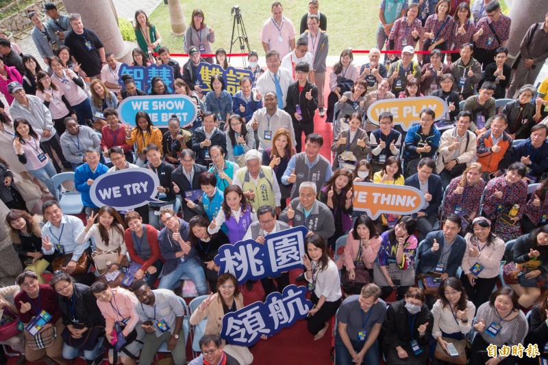 桃園市長鄭文燦出席桃園市國小雙語創新公開課演示活動，與學生互動合影。（記者李容萍攝）