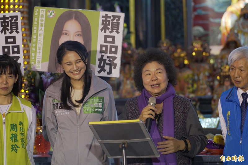 總統府秘書長陳菊（右二）今天下午到汐止濟德宮，陪民進黨新北市第12選區立委提名人賴品妤（左二）參拜，陳菊並盛讚賴品妤對社會公義有熱情值得推薦給汐止人。（記者俞肇福攝）