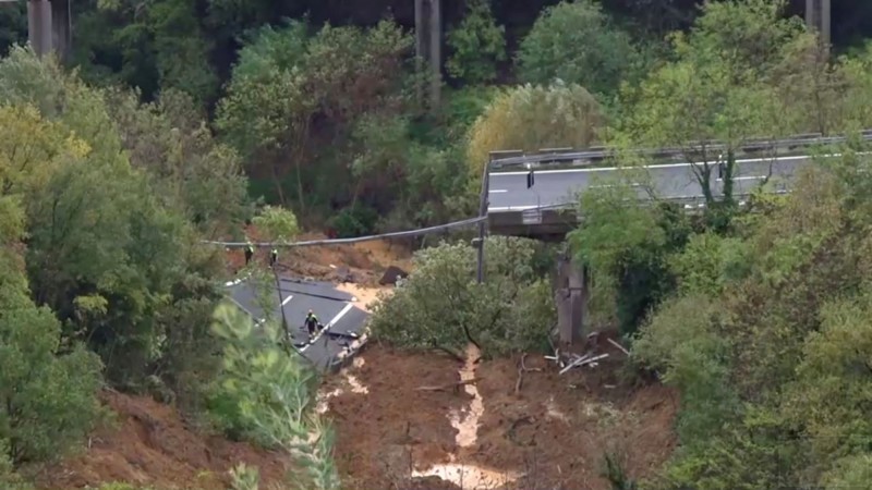 意大利薩沃納附近連接杜林一座高速公路高架路段在近期豪雨造成的大規模土石流後坍塌。（路透社）