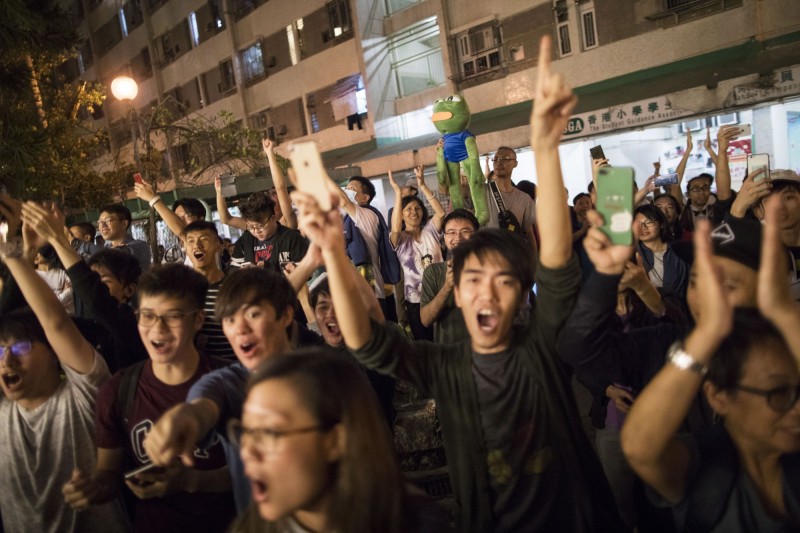 香港泛民主派在24日的區議會選舉中贏得壓倒性勝利，奪下逾8成議席。（歐新社）