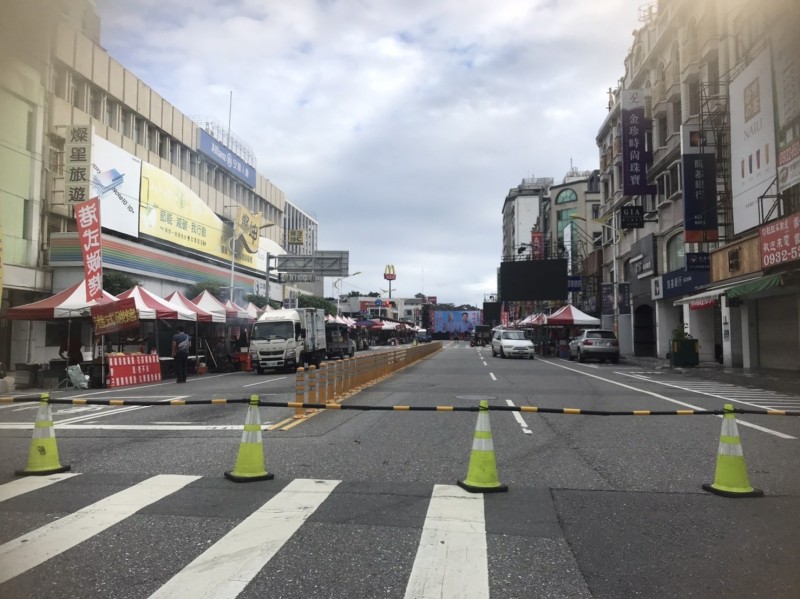 台九線花蓮市中正路明禮路口至中山路口，昨晚起警方宣佈封路，競總門口已搭建大型造勢舞台，整個道路設置圍籬禁止進入、停車格也淨空，因該路段是花蓮市中心精華地段，遭市民抱怨「影響生意」。（熱心市民提供）