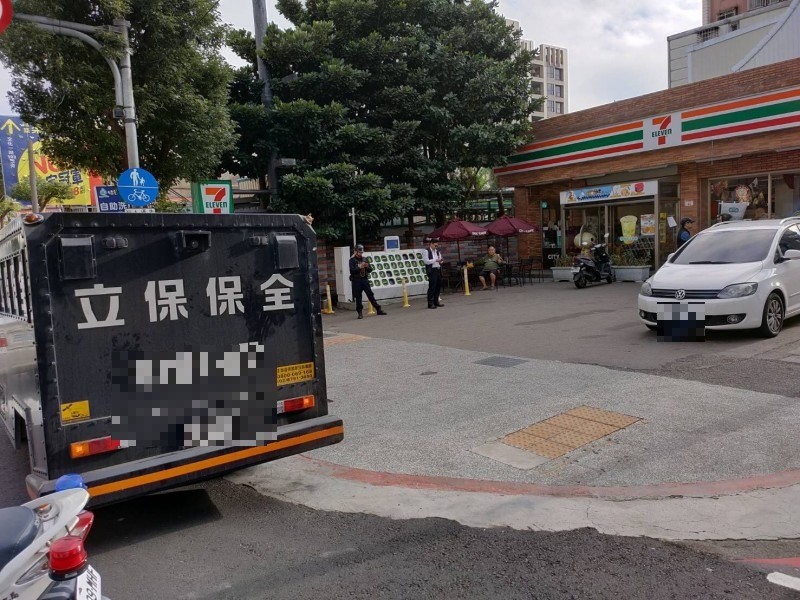 男子開槍在便利商店前想搶運鈔車。（記者周敏鴻翻攝）