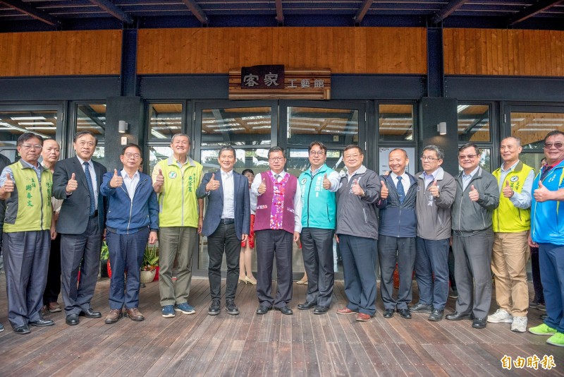 桃園市長鄭文燦(左六)、客委會主委李永得(左五)共同主持崙坪文化地景園區開園儀式。(記者謝武雄攝) 桃園市長鄭文燦(左六)、客委會主委李永得(左五)共同主持崙坪文化地景園區開園儀式。(記者謝武雄攝)