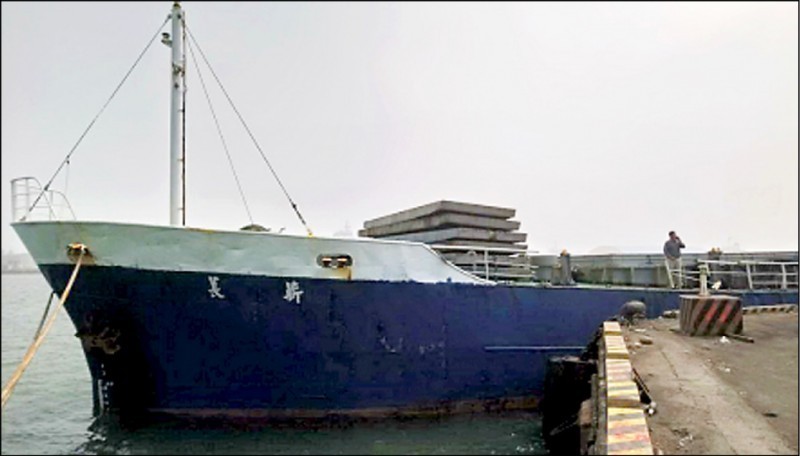 高雄港籍「萇薪輪」遭中國砂石船撞沉，2名落水失蹤的台籍船員遺體都尋獲，身分確認中。（資料照，記者張軒哲翻攝）