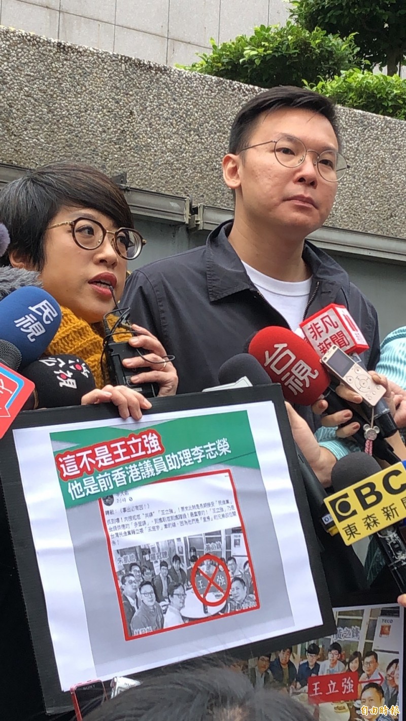  民進黨副秘書長林飛帆與民進黨發言人李晏榕今天上午前往刑事局提告（記者 邱俊福攝）