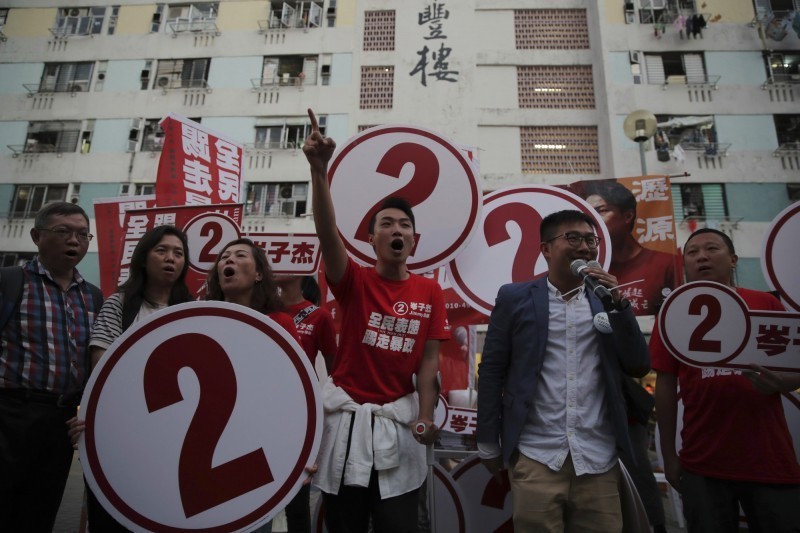 香港區議會選舉結果讓中共震驚，民主派獲得87％的區議會席位。（美聯社）